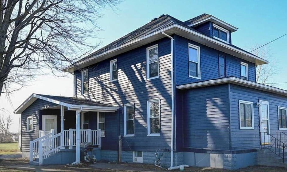 Our Sandusky, Ohio home offers a huge parking space—perfect for multiple vehicles, boats, or trailers. No stress, no circling the block—just easy, convenient parking right on-site so you can focus on enjoying your stay.