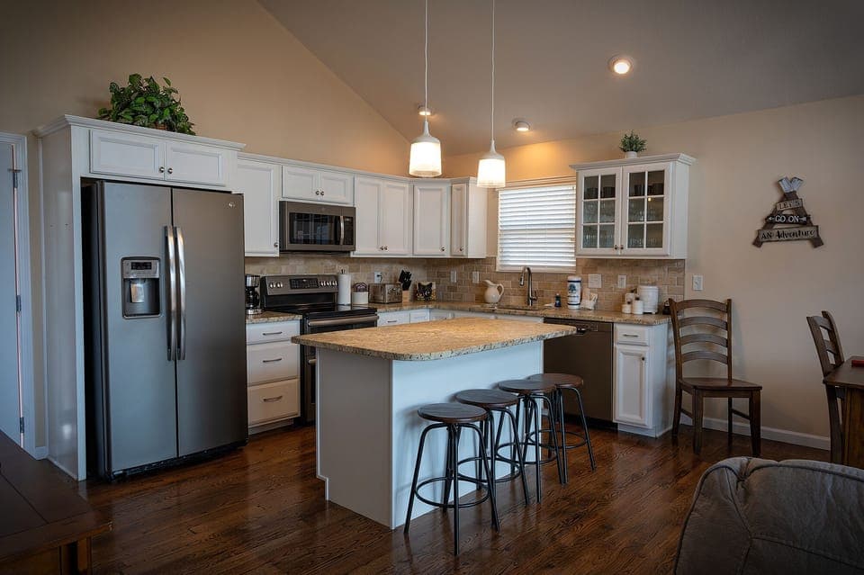 Fully equipped kitchen with island seating