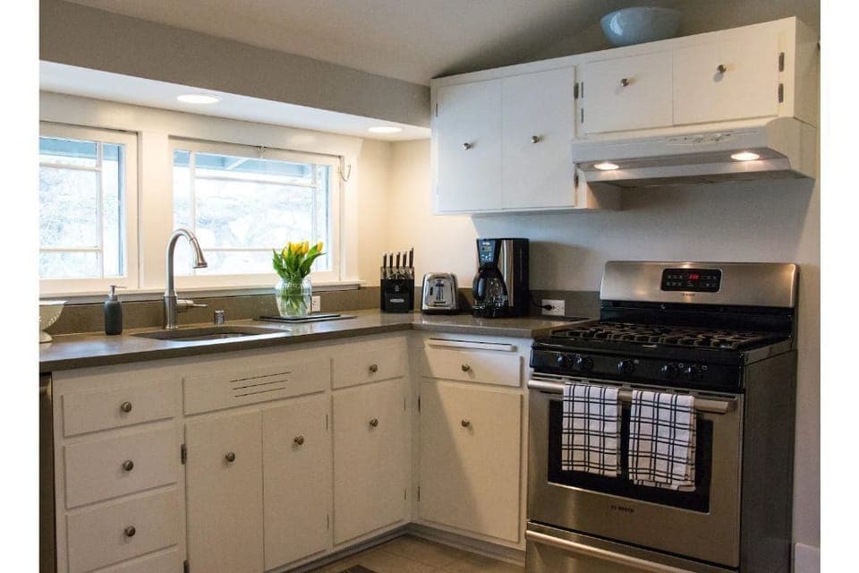 Fully stocked kitchen with gas cooktop and dishwasher.  Fresh flowers too!