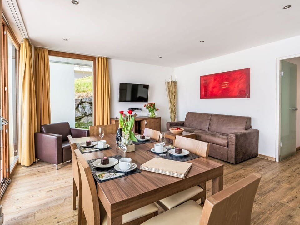 Table, Furniture, Couch, Wood, Interior Design, Houseplant, Living Room, Flooring, Floor, Comfort