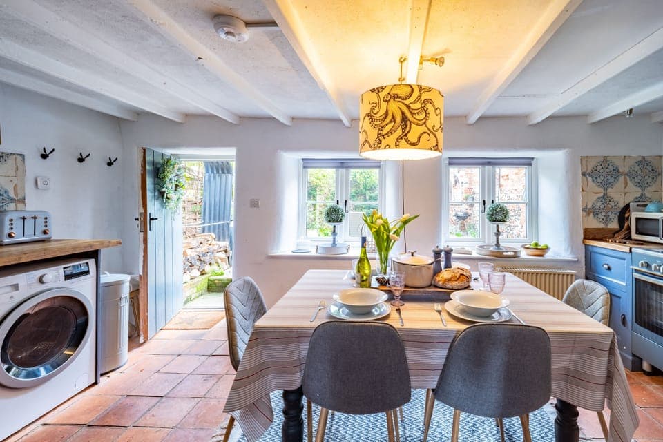 Fox Cottage, South Creake: Kitchen and dining space