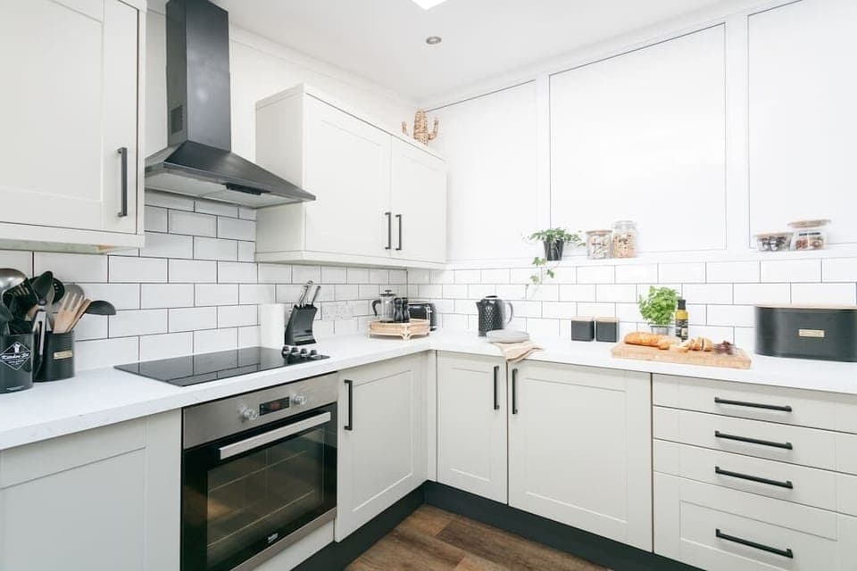 Cook your favourite home cooked food in this modern fitted kitchen with all amenities that you need as a home from home.