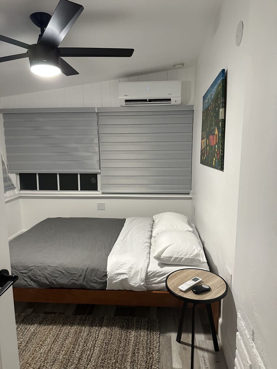 Small bedroom with full size bed 