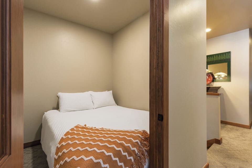5th Bedroom - Queen - Adjacent to the loft (3rd Floor)