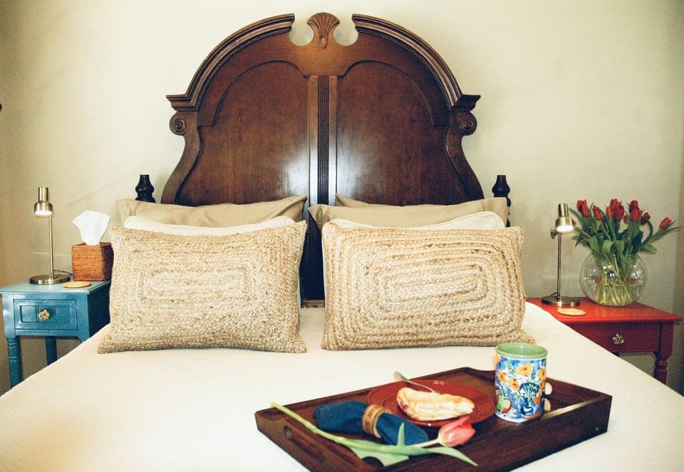 Queen Size Bed with Luxury Linens (Breakfast in Bed) 