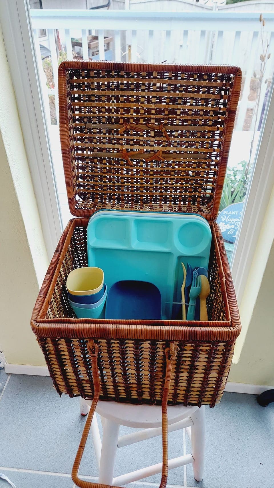 picnic basket 