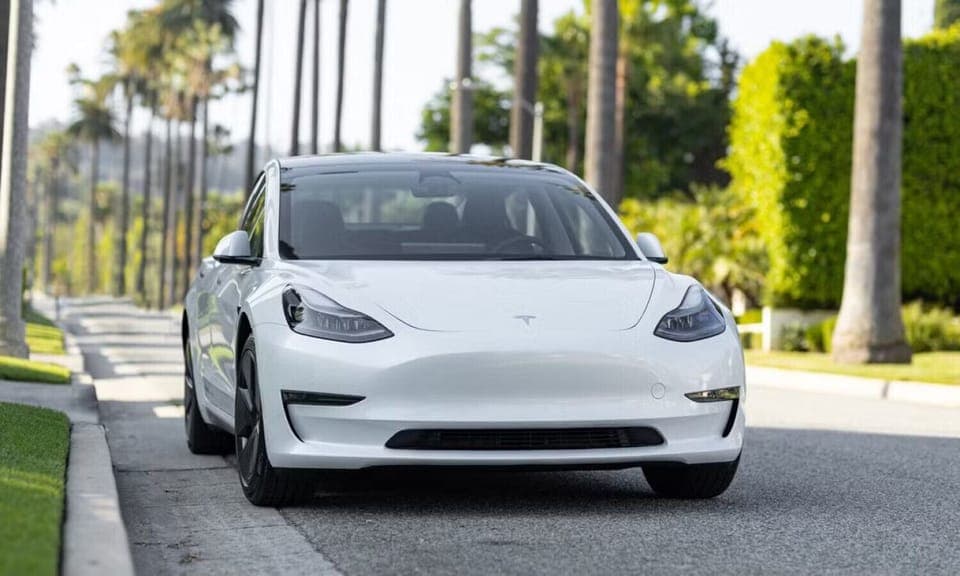 Tesla Model 3 2023 (DM to Rent)