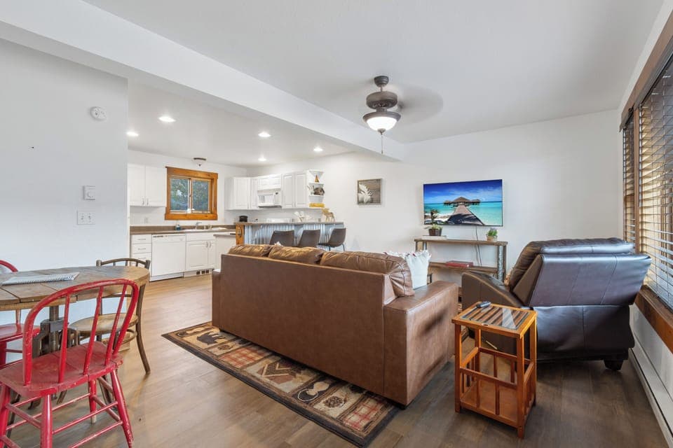 Relax on the comfortable sofa, enjoy a movie on the flat-screen TV, or gather with friends and family in this spacious, cozy retreat. ️

