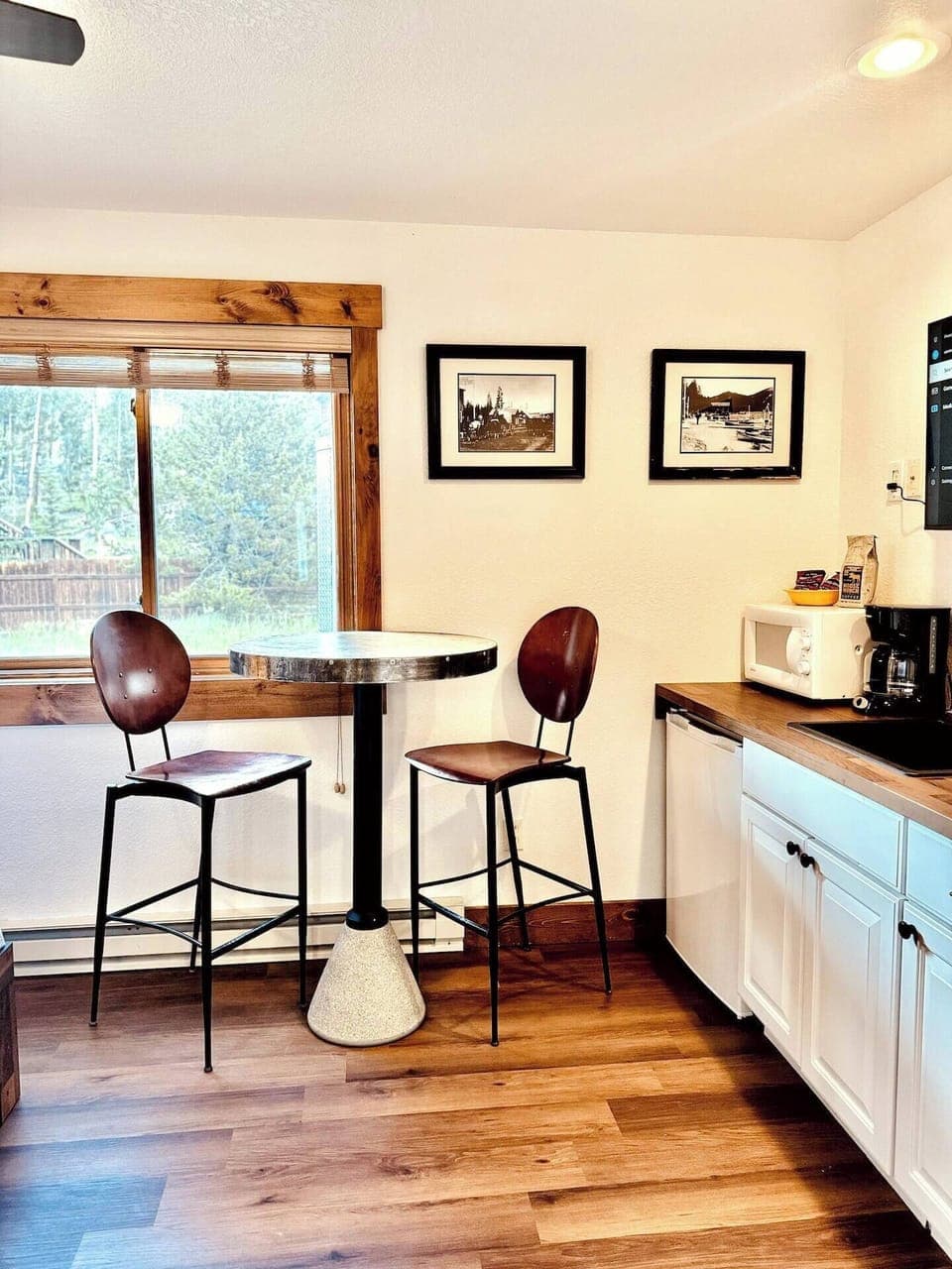 The kitchen offers everything you need for preparing delicious meals, from stainless steel appliances to a spacious countertop. Ideal for cooking, entertaining, and enjoying time together.
