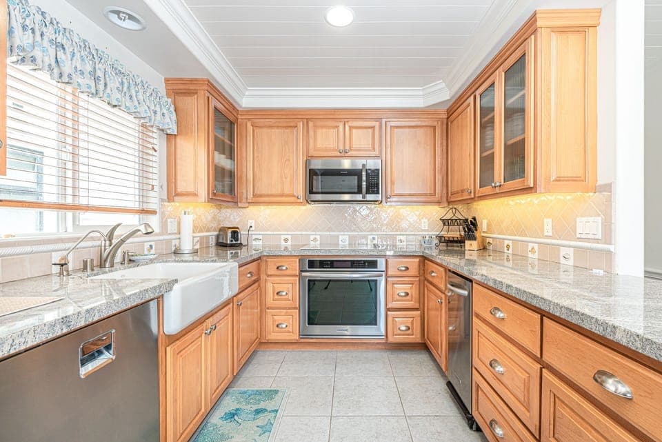 The kitchen comes stocked with all of your meal prepping needs. Guest must provide their own food, drink, spices, and condiments.
                