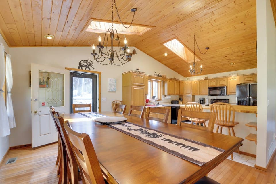 Dining Area | Dishware & Flatware Provided