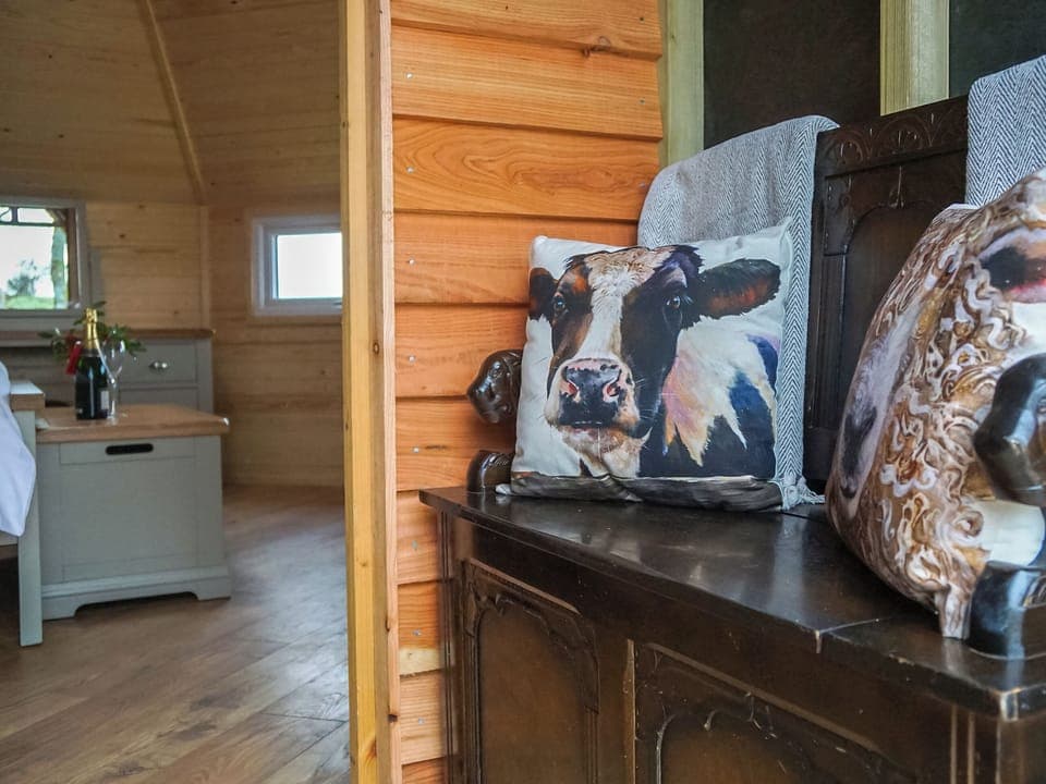 Interior | Cwt Celyn (Holly Hut) - Mountain Meadow Cabins, Abergele