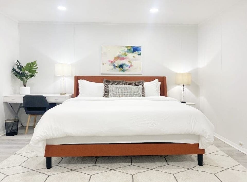 Master BR w/ a King bed and walk in closet