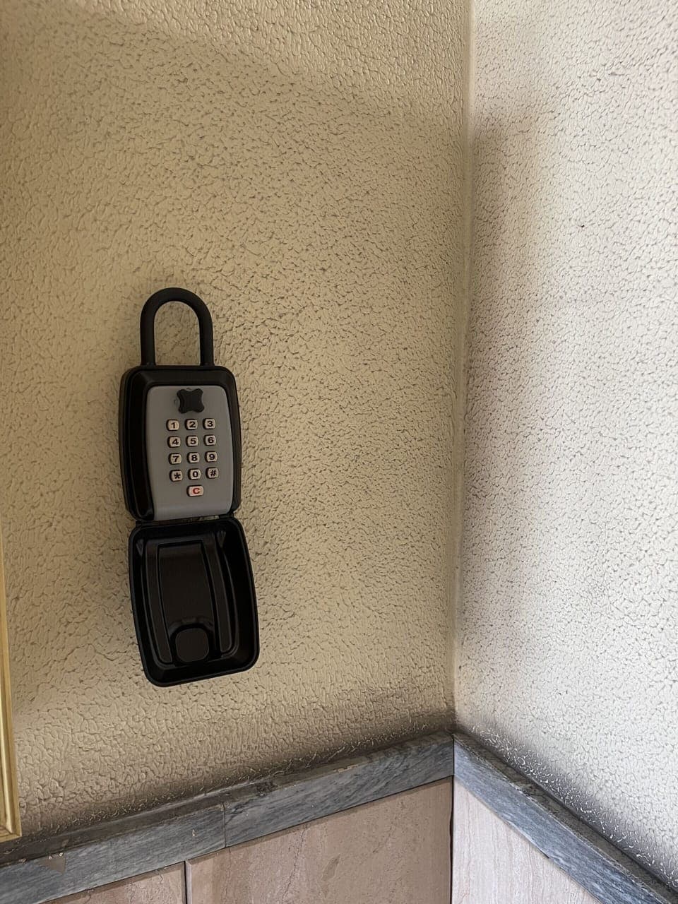 Safety box located inside the stairs of the building, at the bottom of the letterboxes. It contains the key to open the lift