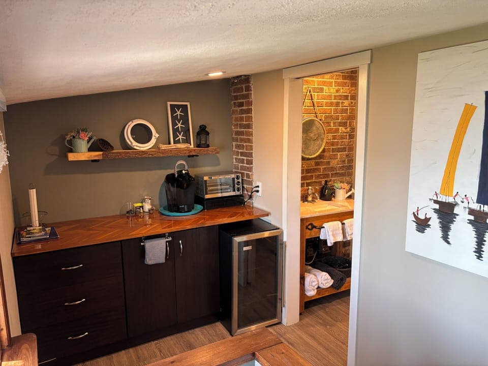Kitchenette: Toaster Oven, Microwave, Mini fridge, coffee maker
& Full Bathroom