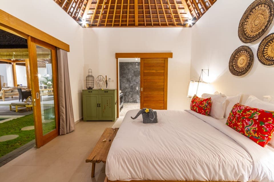 Bedroom with a garden view and connecting bathroom 