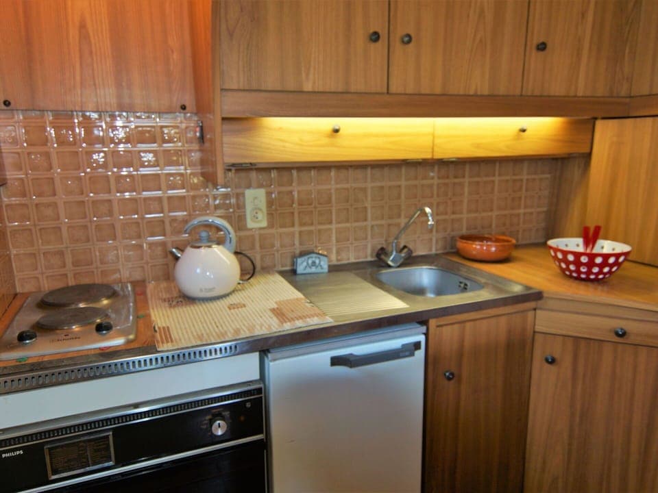 Cabinetry, Countertop, Property, Kitchen Sink, Kitchen Appliance, Kitchen, Kitchen Stove, Wood, Home Appliance, Lighting
