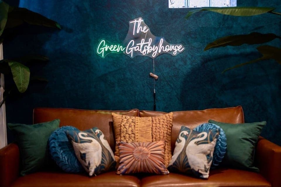 Welcome to your luxurious stay at the Green Gatsby House