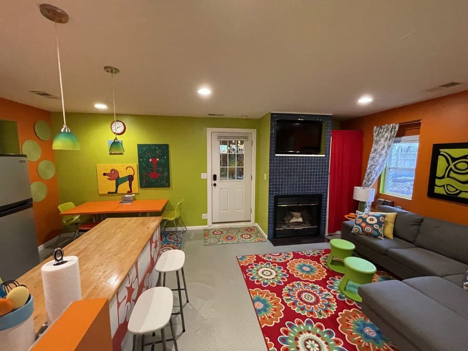 The Hummingbird Cottage - fun, colorful, & cozy😊   *Fireplace is not working*