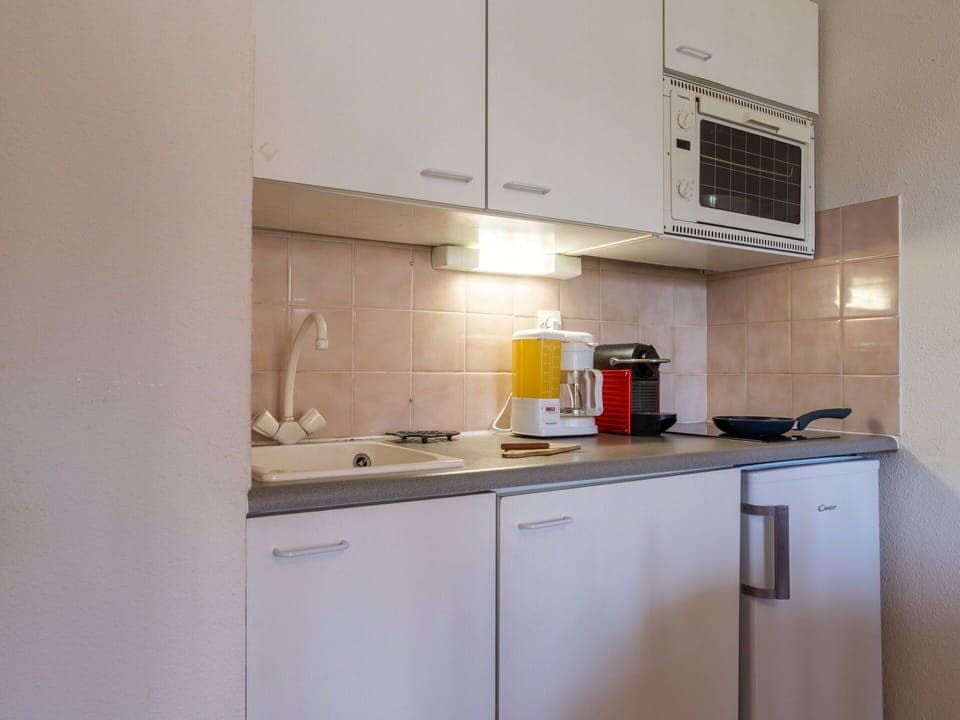 Sky, Plant, Building, Daytime, Property, Window, Tree, Architecture, Urban Design, Leisure