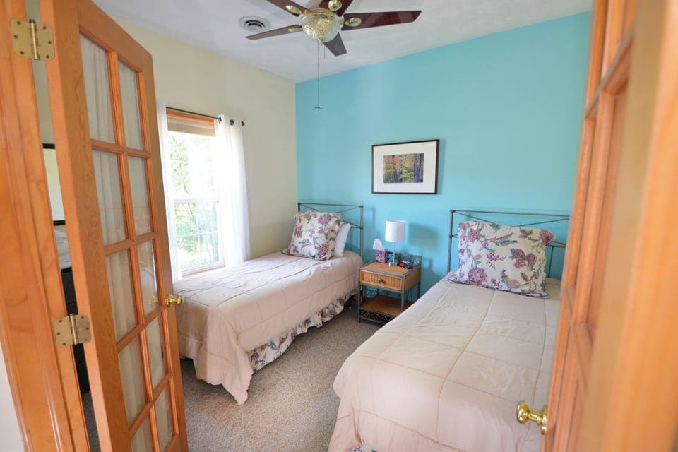 Bedroom 3 with 2 Twin Beds