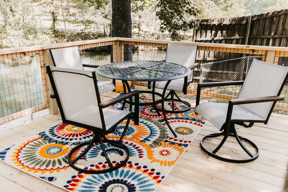 Outdoor dining on the deck