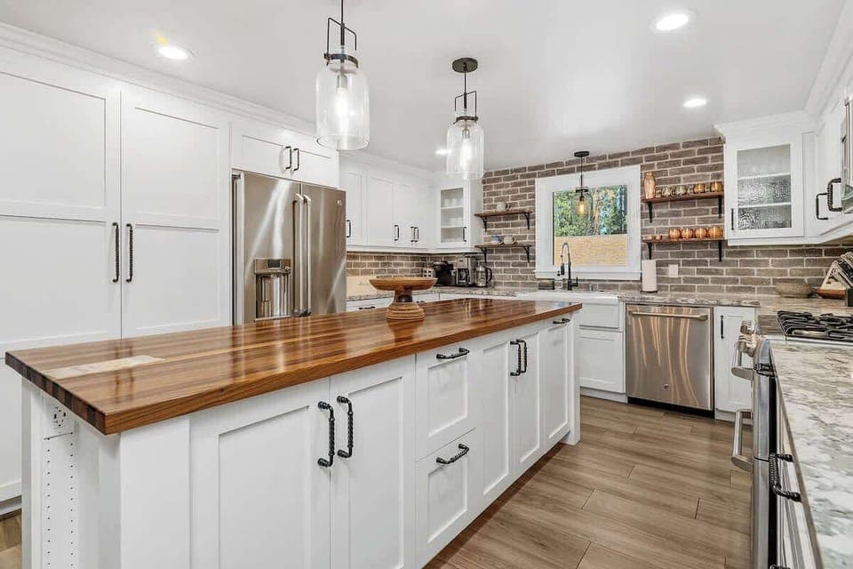 Full kitchen with plenty of prep space