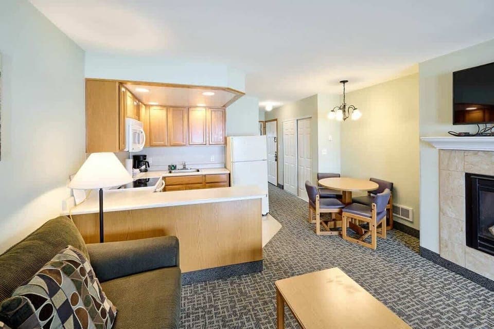 The kitchen is just steps away