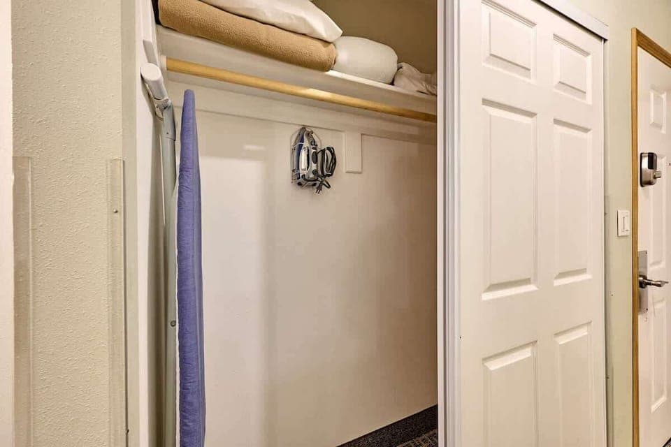 Lots of closet space in here