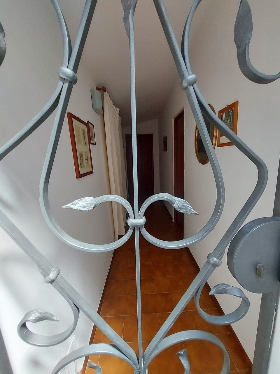 Kindergitter im ersten Stock