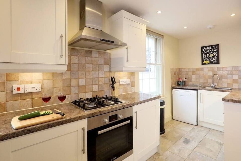 A fully equipped kitchen with a dishwasher is available