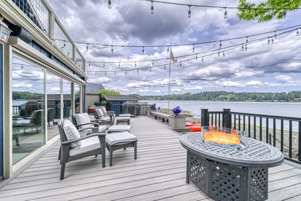 Time to relax right on the water!