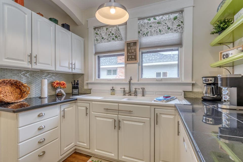 A bright and inviting kitchen, ideal for family meals and gatherings.