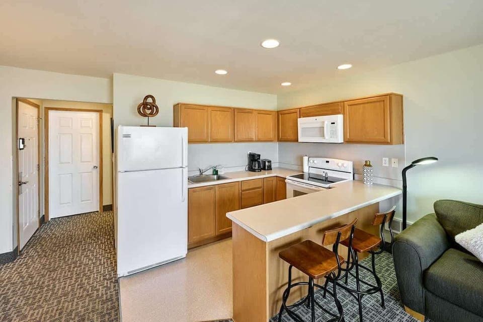 The kitchen is just steps away