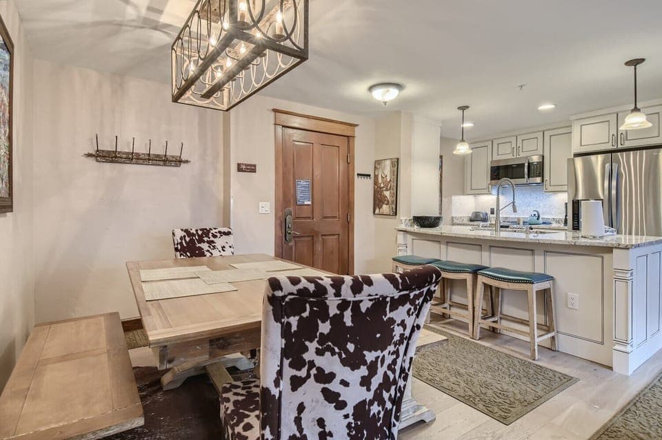 MC405 Dining Area