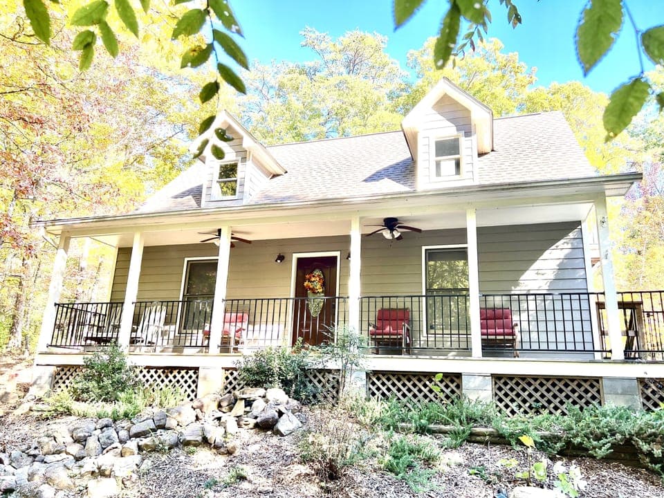 Cabin on 2 private acres 
No crazy roads
5 miles to Dollywood
3 mi to Parkway