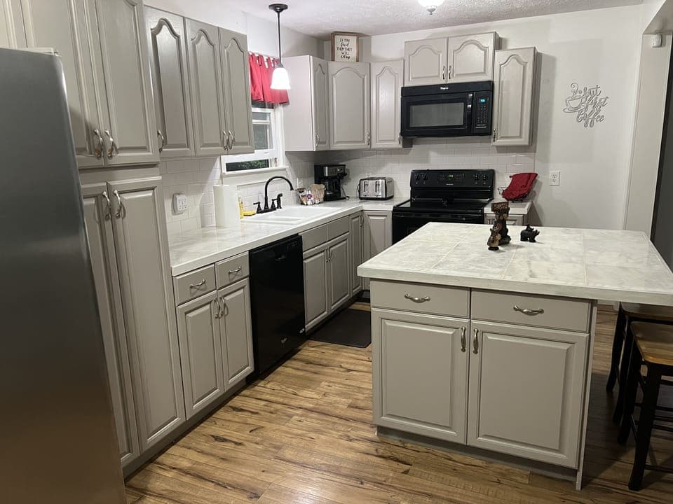 Fully equipped kitchen with island