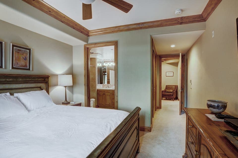 Flooring, Floor, Indoors, Furniture, Bedroom