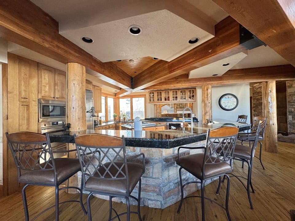KITCHEN BAR