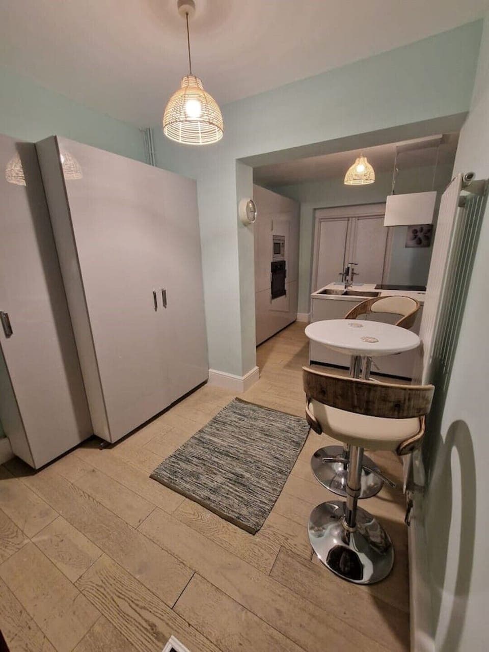 area through to kitchen