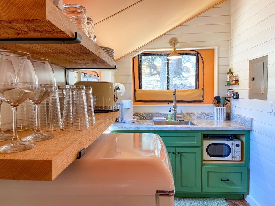 Kitchenette w/dishes/microwave/toaster