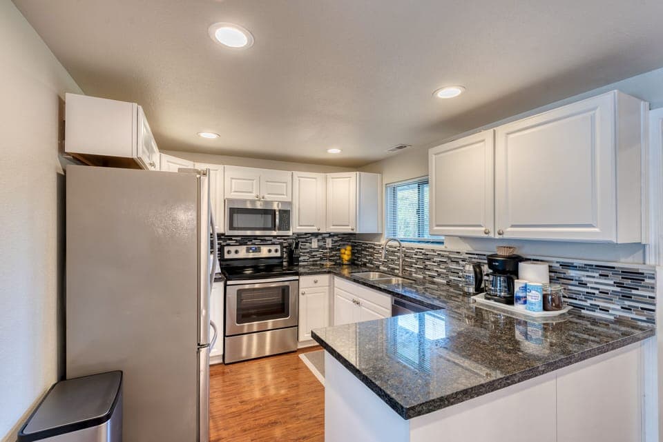 Complete kitchen with granite countertop