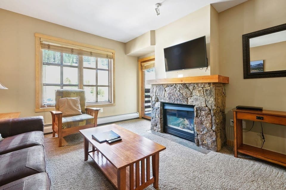 Living Room, Room, Indoors, Furniture, Flooring