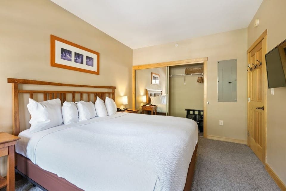 Bed, Furniture, Bedroom, Room, Indoors