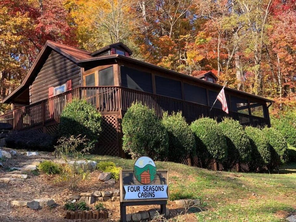 Autumn Splendor Log Cabin in the heart of Lake Lure