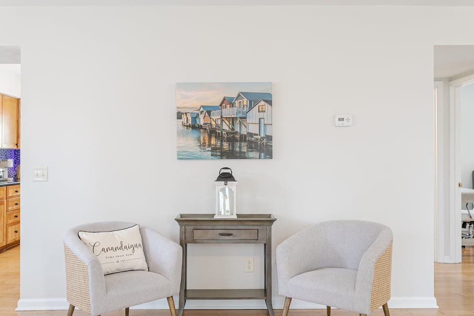 Entry seating area
