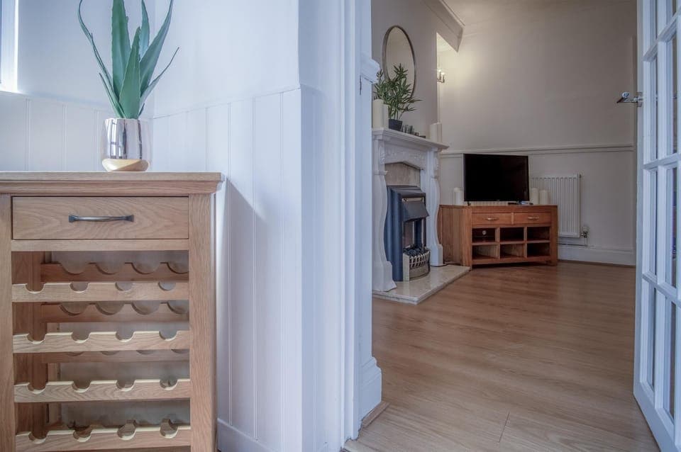 Ivy Cellar - 2 Bedroom Apartment - Tenby (10995)