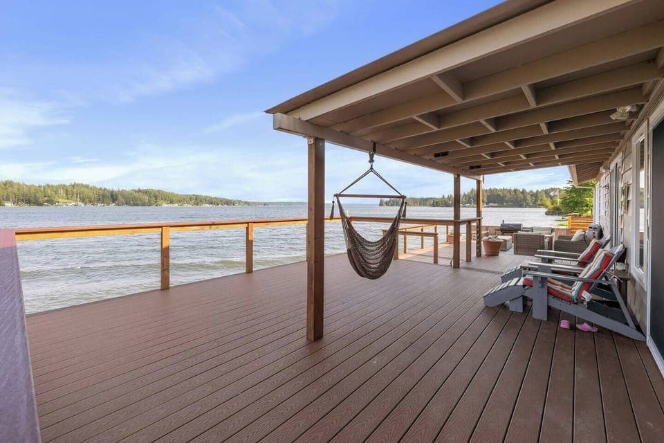 Expansive deck right on water when tides in