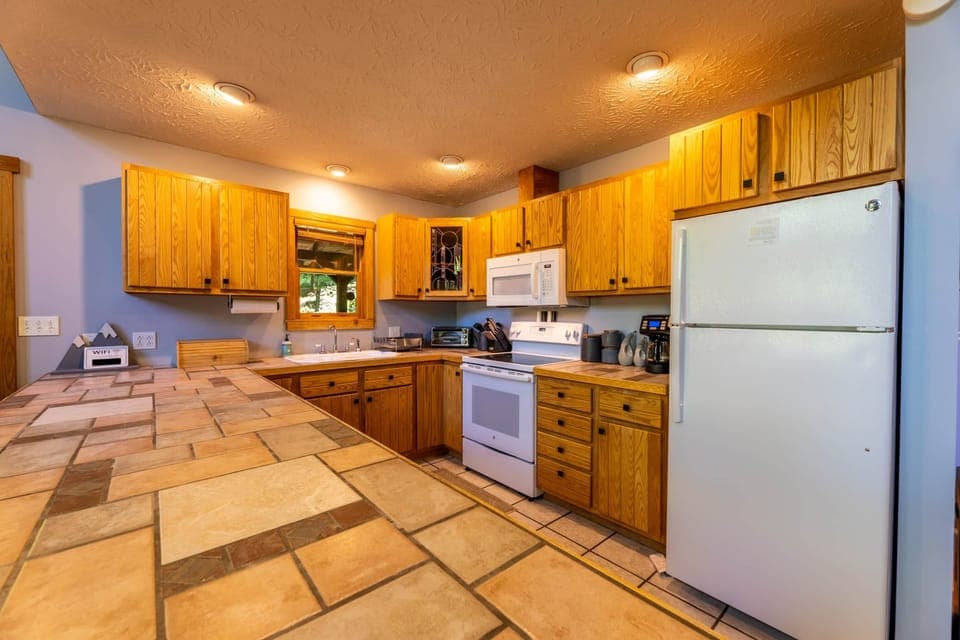 Elevation Vacation Rentals - Base Camp - Kitchen