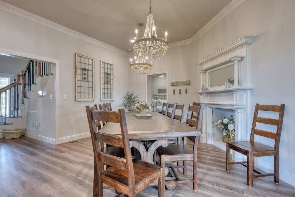Dining room with seating for 12 - Table expands to 12 feet in length